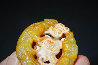 上海都达杂项专场102【全场包邮】  古玉双龙护卫玉佩96-48