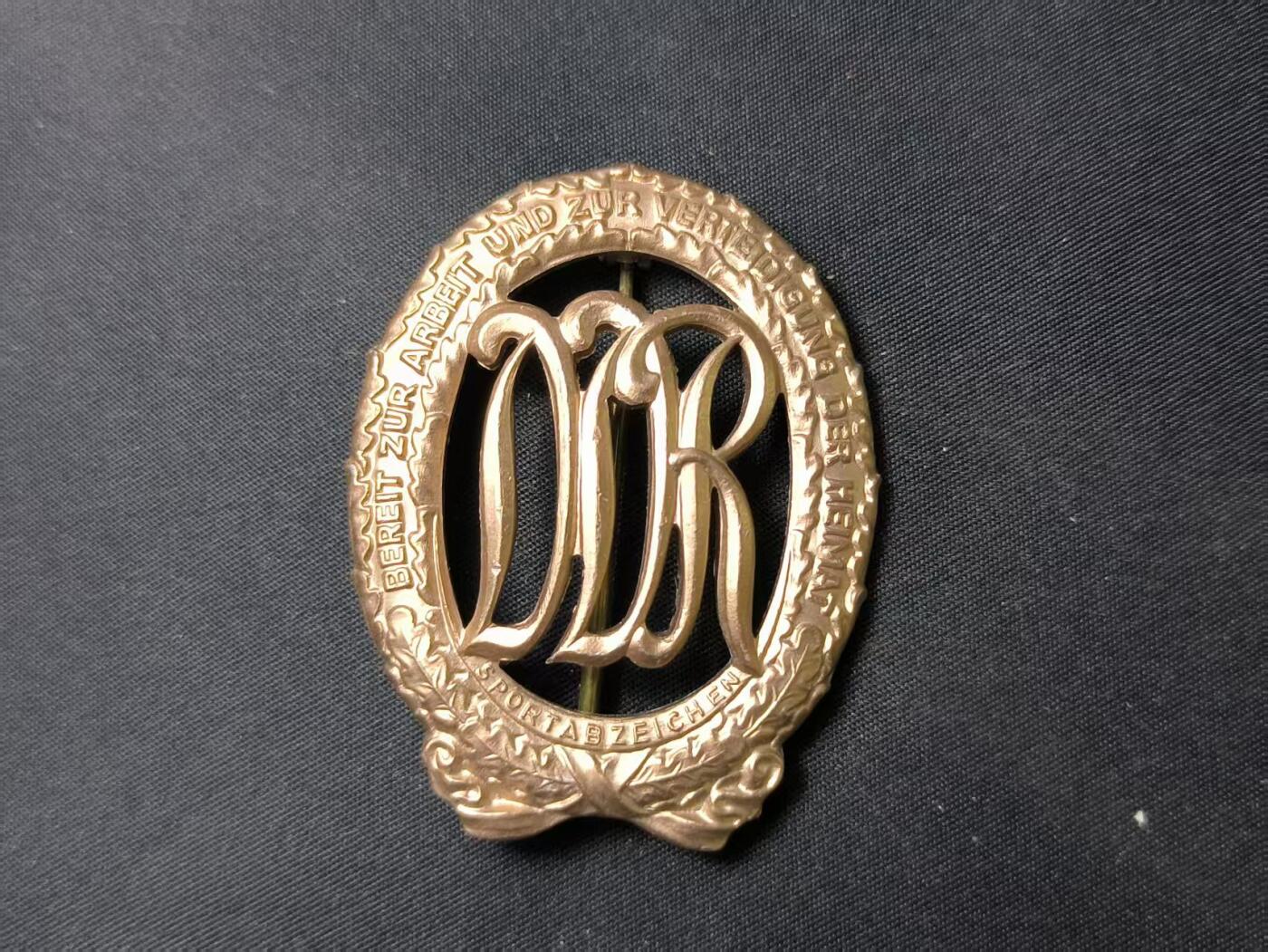 云宸嘉赏-勋臻佳藏四月精品甄选场次（低佣 一元一手） 民主德国体育体能章 早期五十年代大版