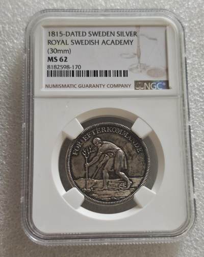 瓶子🏺第236期拍卖会 -  瑞典皇家科学院1815年银质奖章（NGC MS62）瑞典皇家科学院（Royal Swedish Academy of Sciences, KVA）于1815年发行的银质奖章  瑞典皇家科学院成立于1739年，是瑞典最高学术机构，也是诺贝尔物理学奖、化学奖、经济学奖的评选机构，是全球最具影响力的科学组织之一