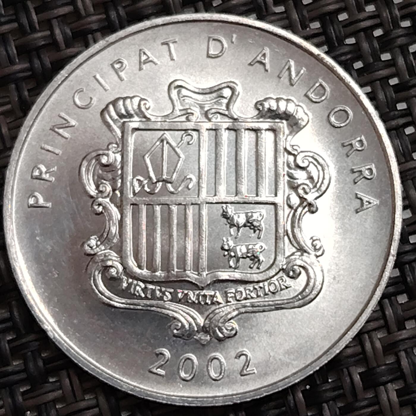 布加迪🐬～世界钱币(上海)🌾第 288 期 /  各国套币和散币 安道尔🇦🇩 1生丁 2002年 阿格努斯羔羊颂纪念币 27mm