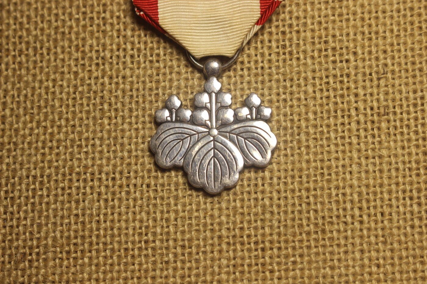 2026.4.11苏、日主题拍卖 八等白叶章，大正式样，银质，轻微佩戴痕迹