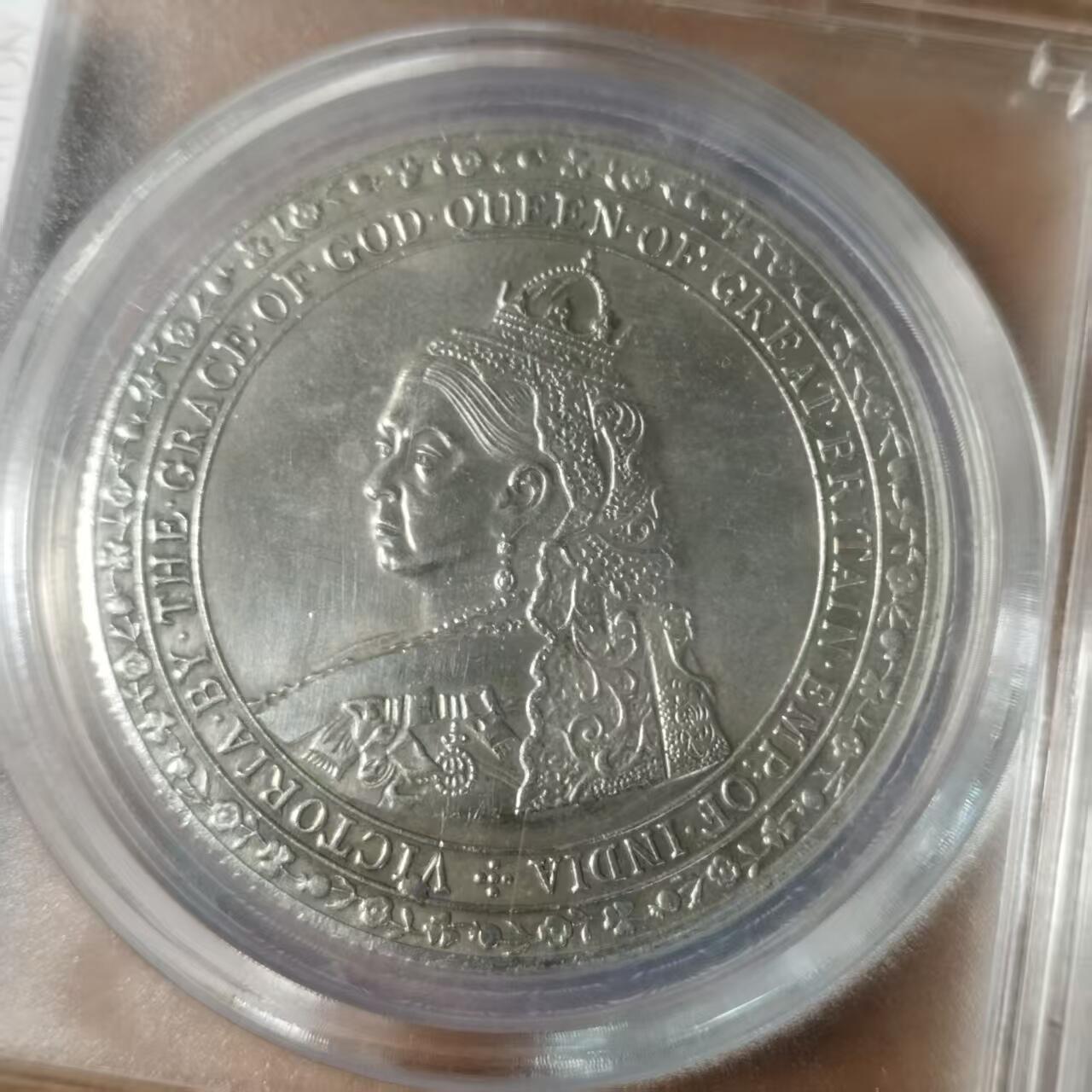 长老汇马年精选第十六场拍卖 英国1887年 维多利亚5先令克朗纪念币复刻币   金禧纪念   盒装