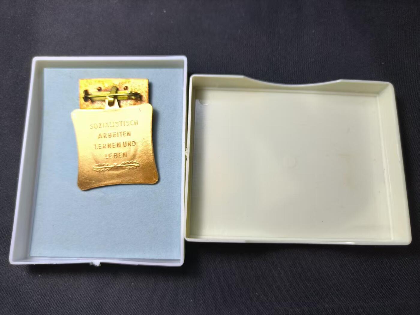 云宸嘉赏-勋臻佳藏四月精品甄选场次（低佣 一元一手） 民主德国劳动荣誉奖章 早期版美品带原盒 赠友佳品