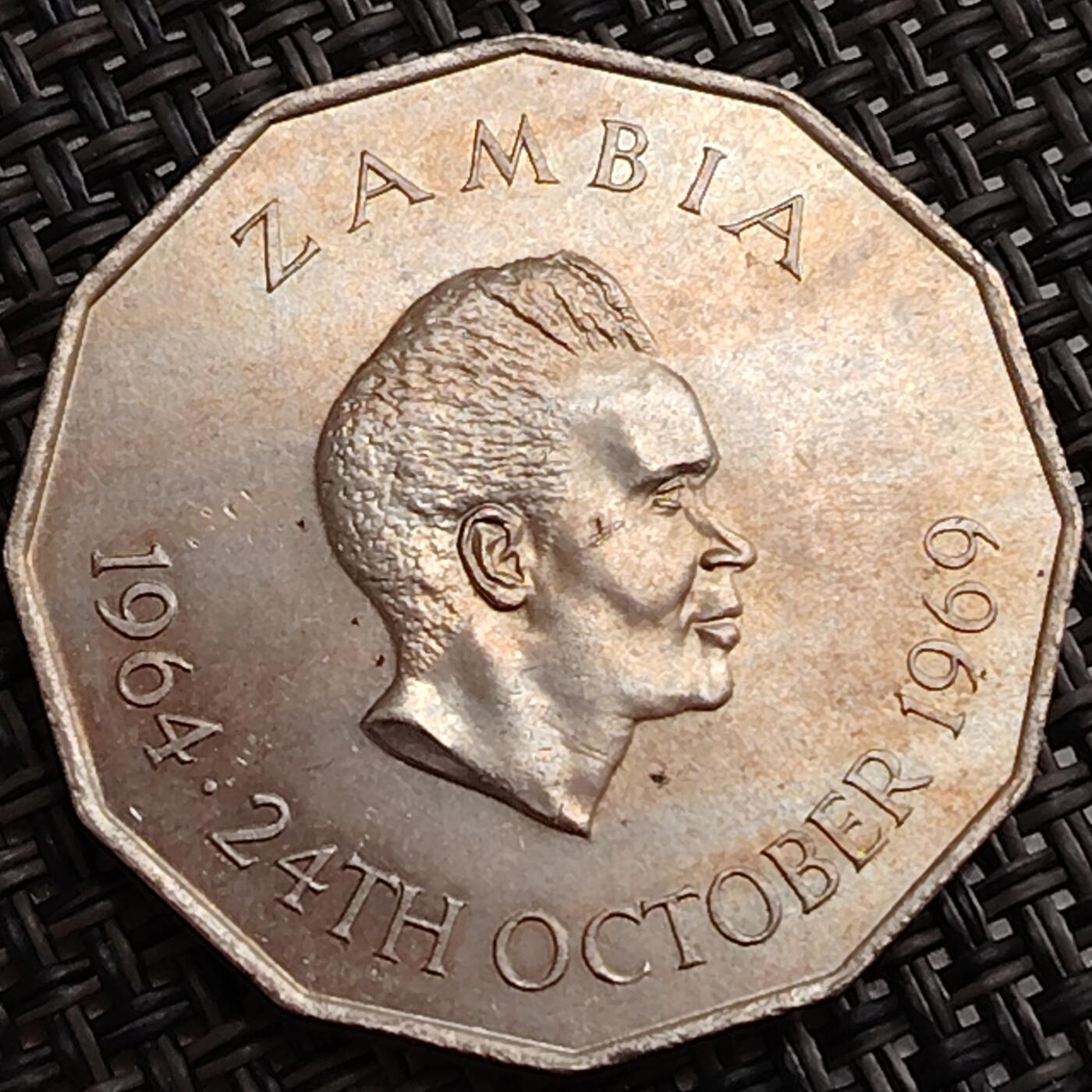 布加迪🐬～世界钱币(上海)🌾第 288 期 /  各国套币和散币 赞比亚🇿🇲 1969年 50恩韦纪念币 建国5周年 F.A.O粮农纪念 多边异形币