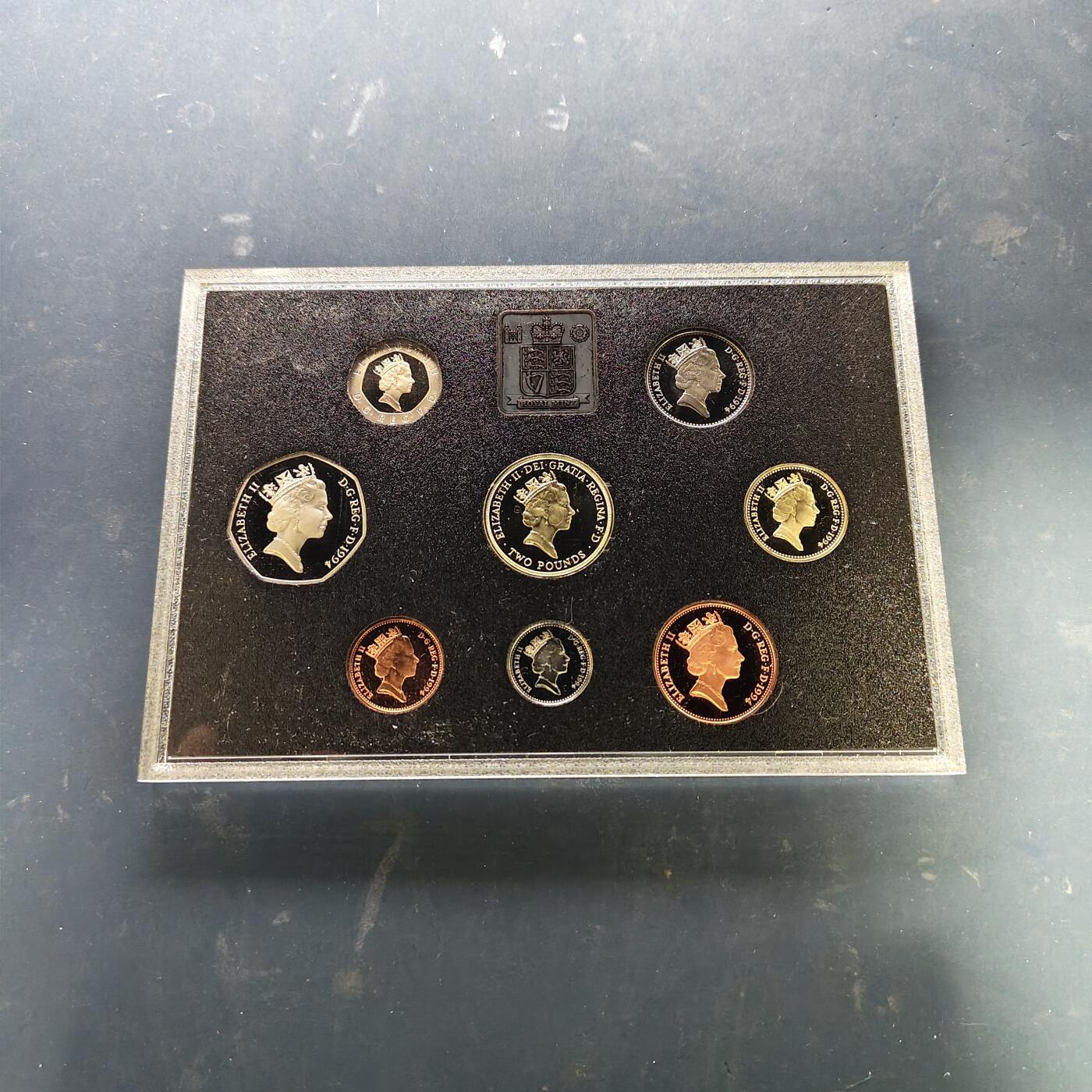 【全场包邮】纯粹捡漏拍519场 英国1994年官方蓝本精制套币-盒证全-含2镑英格兰银行300周年+1镑苏格兰狮徽+50便士D-DAY五十周年（获奖币）精制纪念币