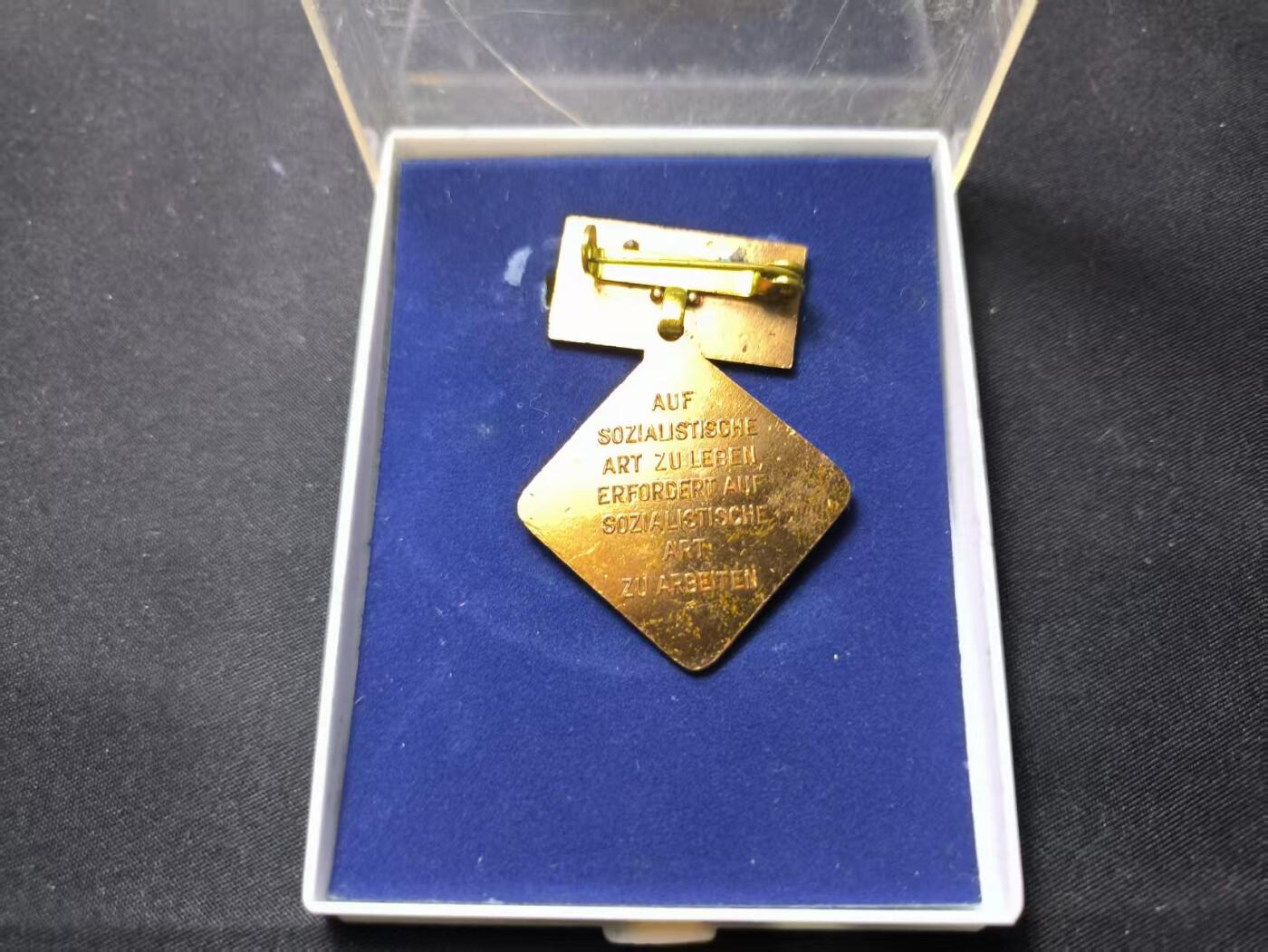 云宸嘉赏-勋臻佳藏四月精品甄选场次（低佣 一元一手） 民主德国劳动荣誉奖章 早期版美品带原盒 赠友佳品