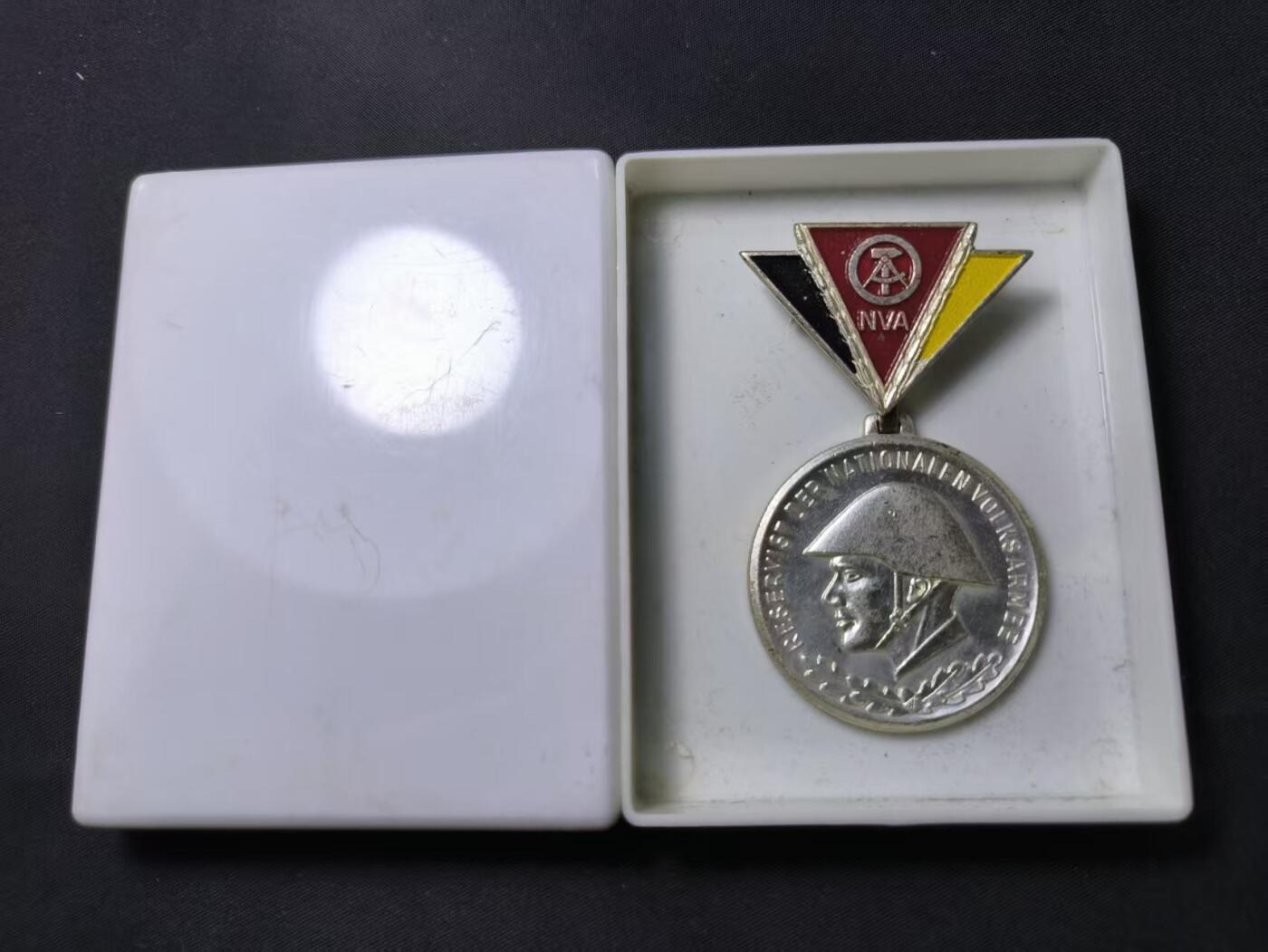 云宸嘉赏-勋臻佳藏四月精品甄选场次（低佣 一元一手） 民主德国人民军银质预备役军官奖章带盒