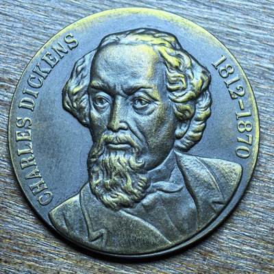  这是一枚纪念英国文豪查尔斯·狄更斯（Charles Dickens）的铜质纪念章，属于文学主题收藏品类 -  这是一枚纪念英国文豪查尔斯·狄更斯（Charles Dickens）的铜质纪念章，属于文学主题收藏品类