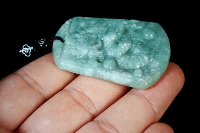 上海都达杂项专场102【全场包邮】  天然冰绿种翡翠（A货）精雕《龙行天下》挂件 附鉴定证书96-6