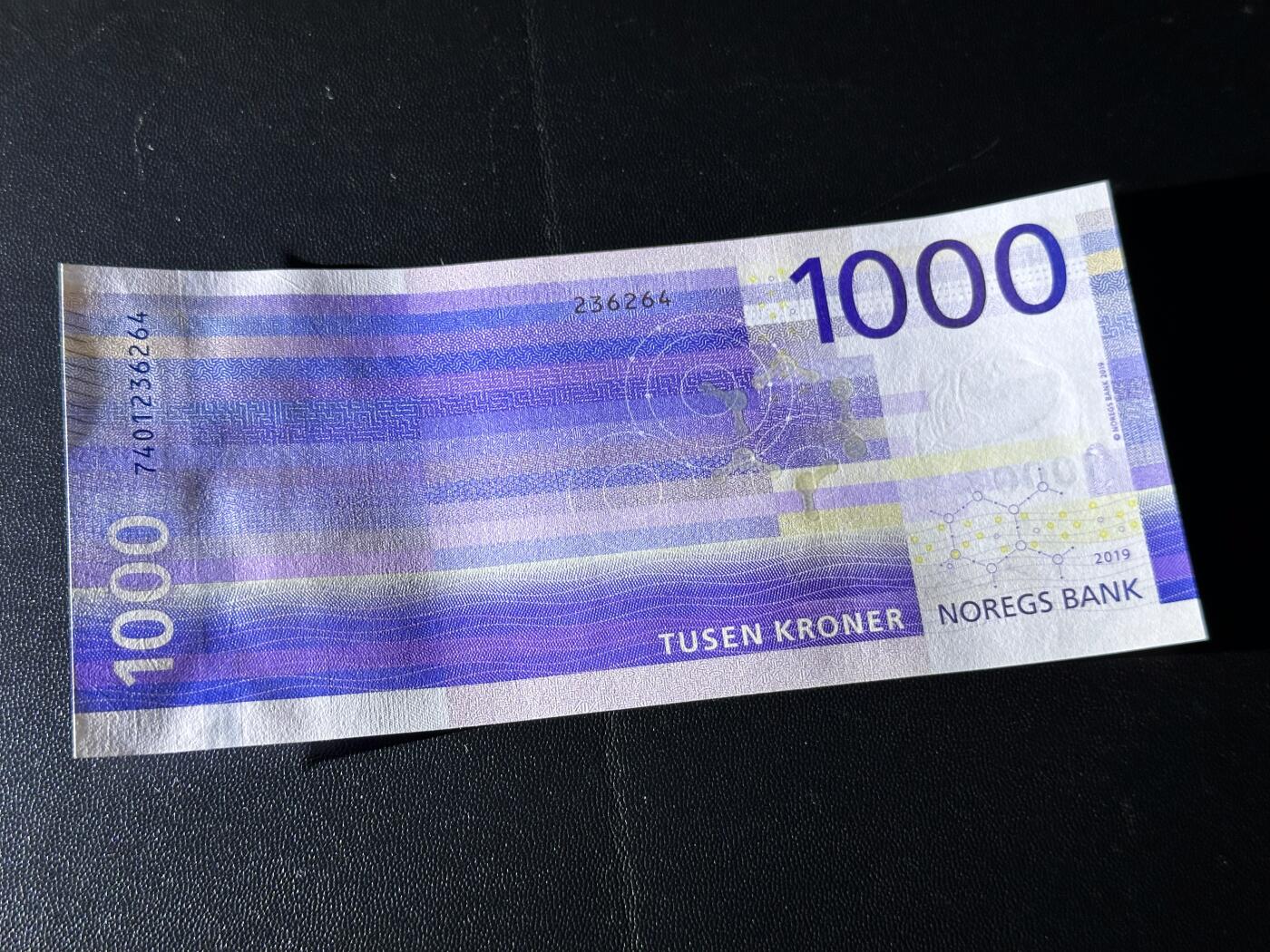 《外钞收藏家》第六百二十五期（精选场）（长期征集拍品、欢迎藏友们联系合作） 2019年挪威1000克朗 紫色海浪 全新 要求高的话个别角不绝轻微钝 尾264