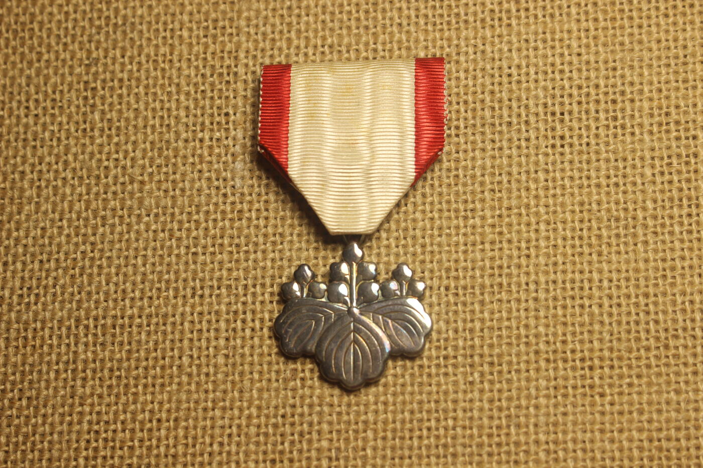 2026.4.11苏、日主题拍卖 八等白叶章，战后式样，银质，轻微佩戴痕迹