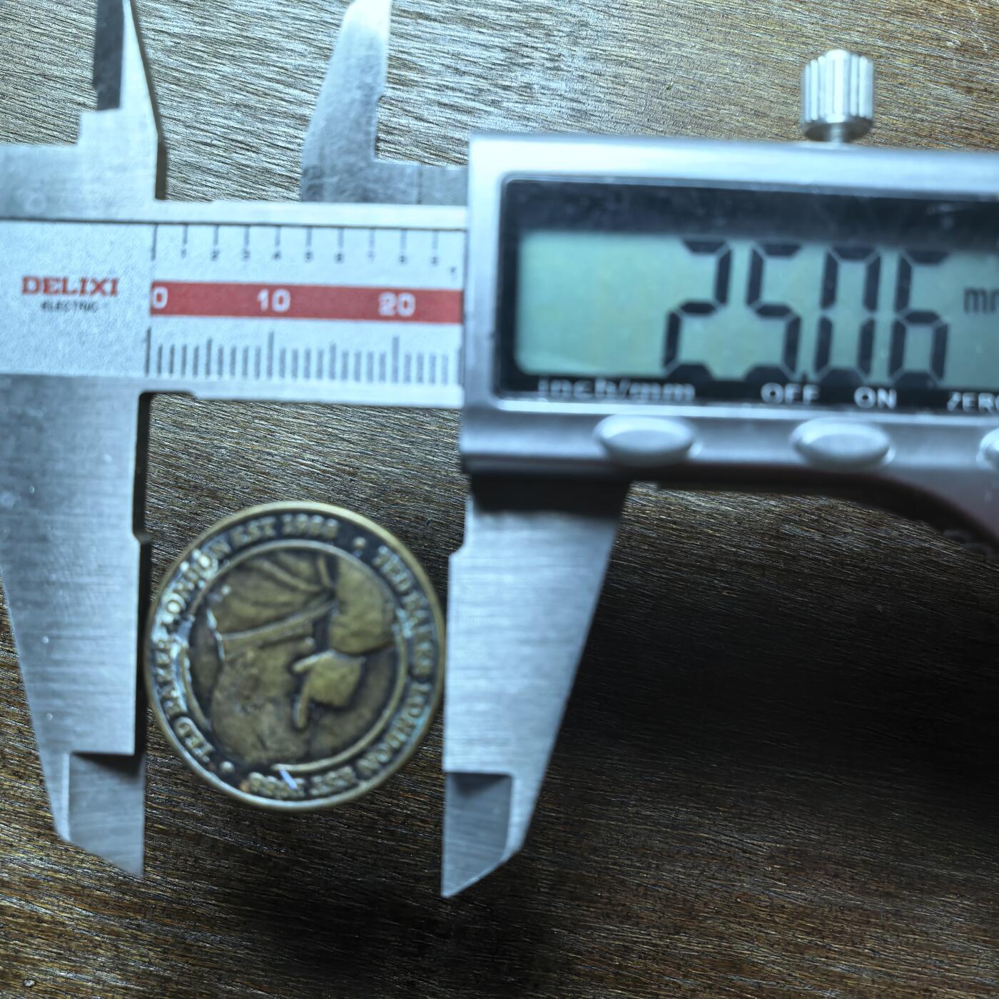 （向佐同款手势）英国时尚品牌 Ted Baker 的品牌纪念/广告代币（Token），不是法定流通货币。