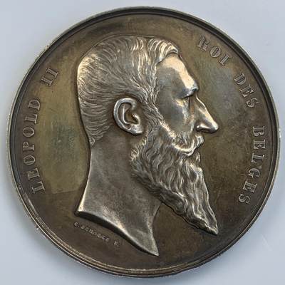 掌中浮雕-藏着的欧洲第057场 - 1880年比利时布鲁塞尔利奥波德一世纪念碑银章，60.3mm，63.7g