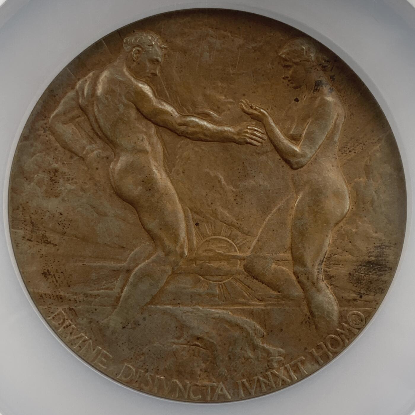 掌中浮雕-藏着的欧洲第057场 NGC MS62 : 1915年巴拿马世博会纪念铜章，70mm，末图引自中国山东烟台张裕葡萄酒博物馆墙图。张裕葡萄酒荣获1915年巴拿马世博会金奖。