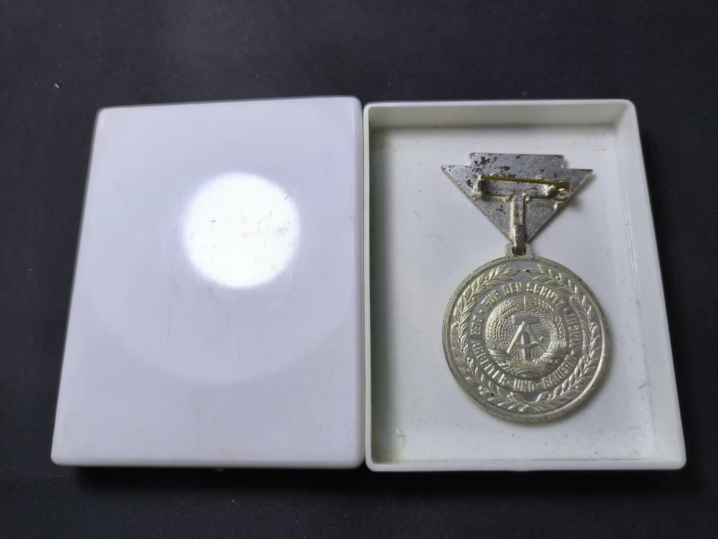 云宸嘉赏-勋臻佳藏四月精品甄选场次（低佣 一元一手） 民主德国人民军银质预备役军官奖章带盒