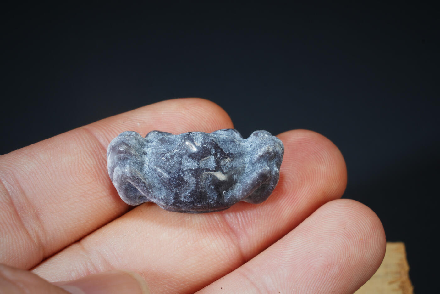 上海都达杂项专场六十九【全场包邮】 天然和田玉精雕《八方来财》小摆件 连座96-186