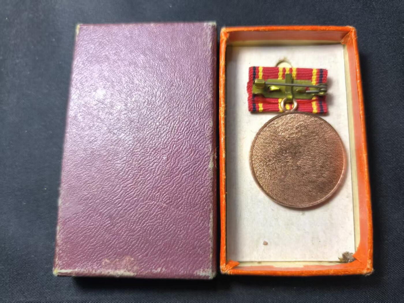 云宸嘉赏-勋臻佳藏四月精品甄选场次（低佣 一元一手） 民主德国人民监督委员会三级功绩奖章带原盒 早期仿皮盒版本