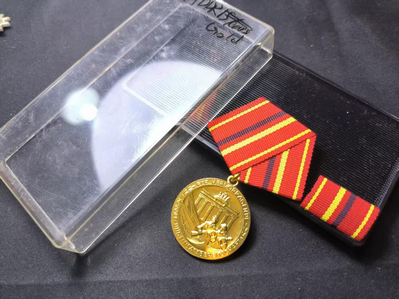云宸嘉赏-勋臻佳藏四月精品甄选场次（低佣 一元一手） 民主德国工人军金级战斗队功绩奖章带盒略