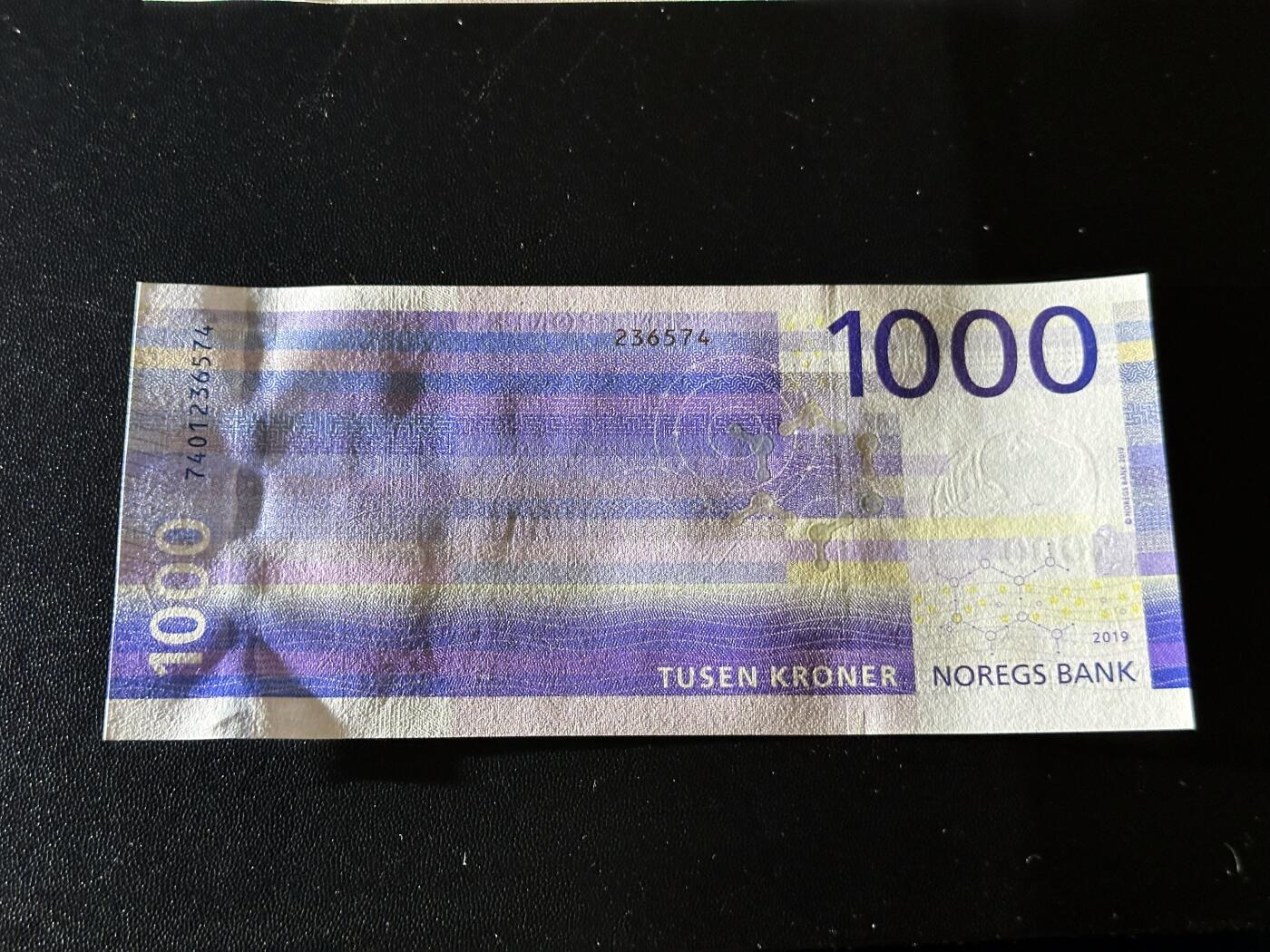 《外钞收藏家》第六百二十五期（精选场）（长期征集拍品、欢迎藏友们联系合作） 2019年挪威1000克朗 紫色海浪 全新 要求高的话个别角不绝轻微钝 尾574