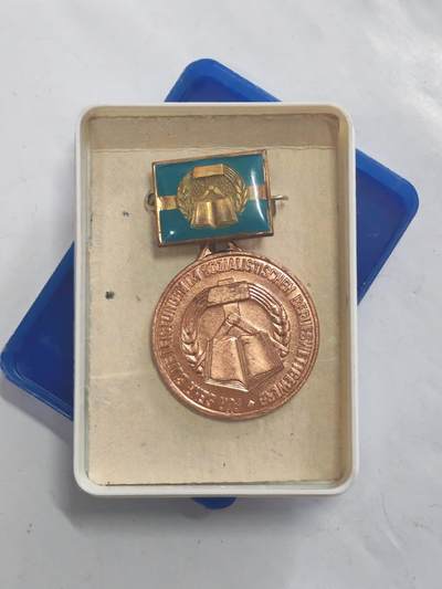 韵星假日军品类拍卖第52期  -- Rimey Holidays Militaria Auction 52 - 民主德国专业劳动竞赛优异成就奖章带原盒