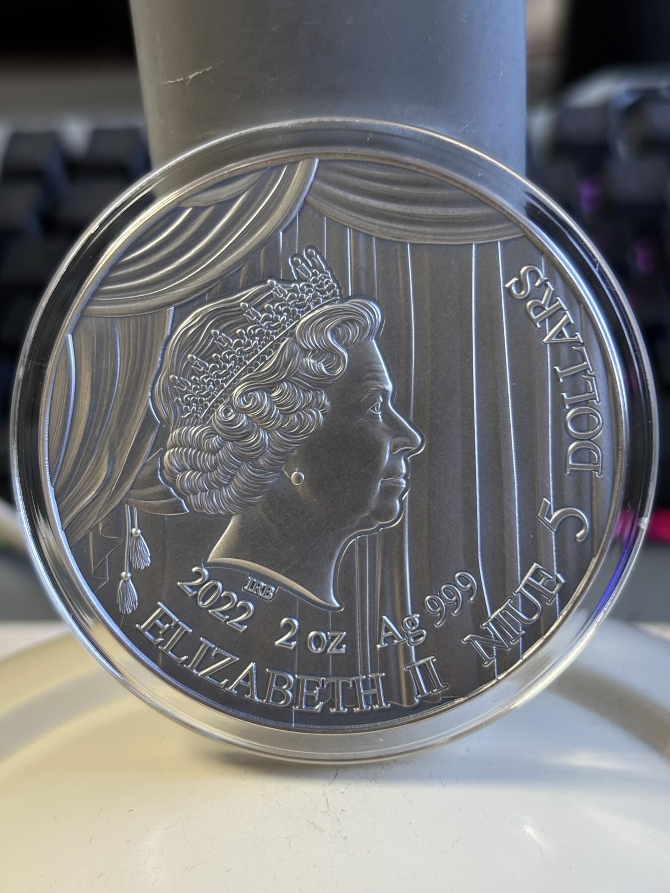 第197期拍卖 纽埃2022年比才歌剧《卡门》2盎司仿古纪念彩银币，999银，发行500枚