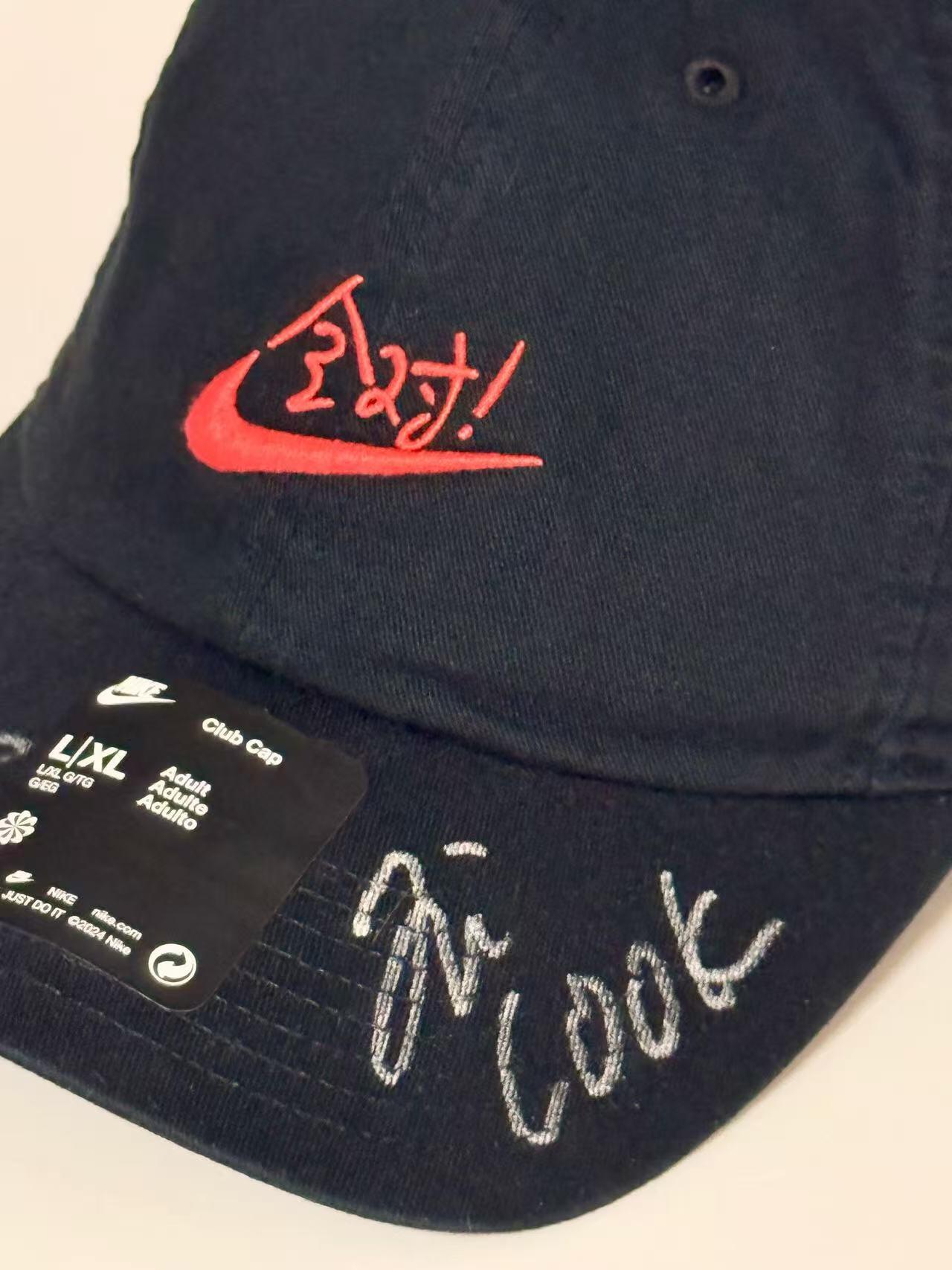 零元拍：苹果CEO蒂姆·库克和耐克全球CEO：艾略特·希尔（就是大家熟悉的中文名：贺雁峰）双签Nike✓特别版棒球帽，放心出价，你的决定一定“全对”！！！