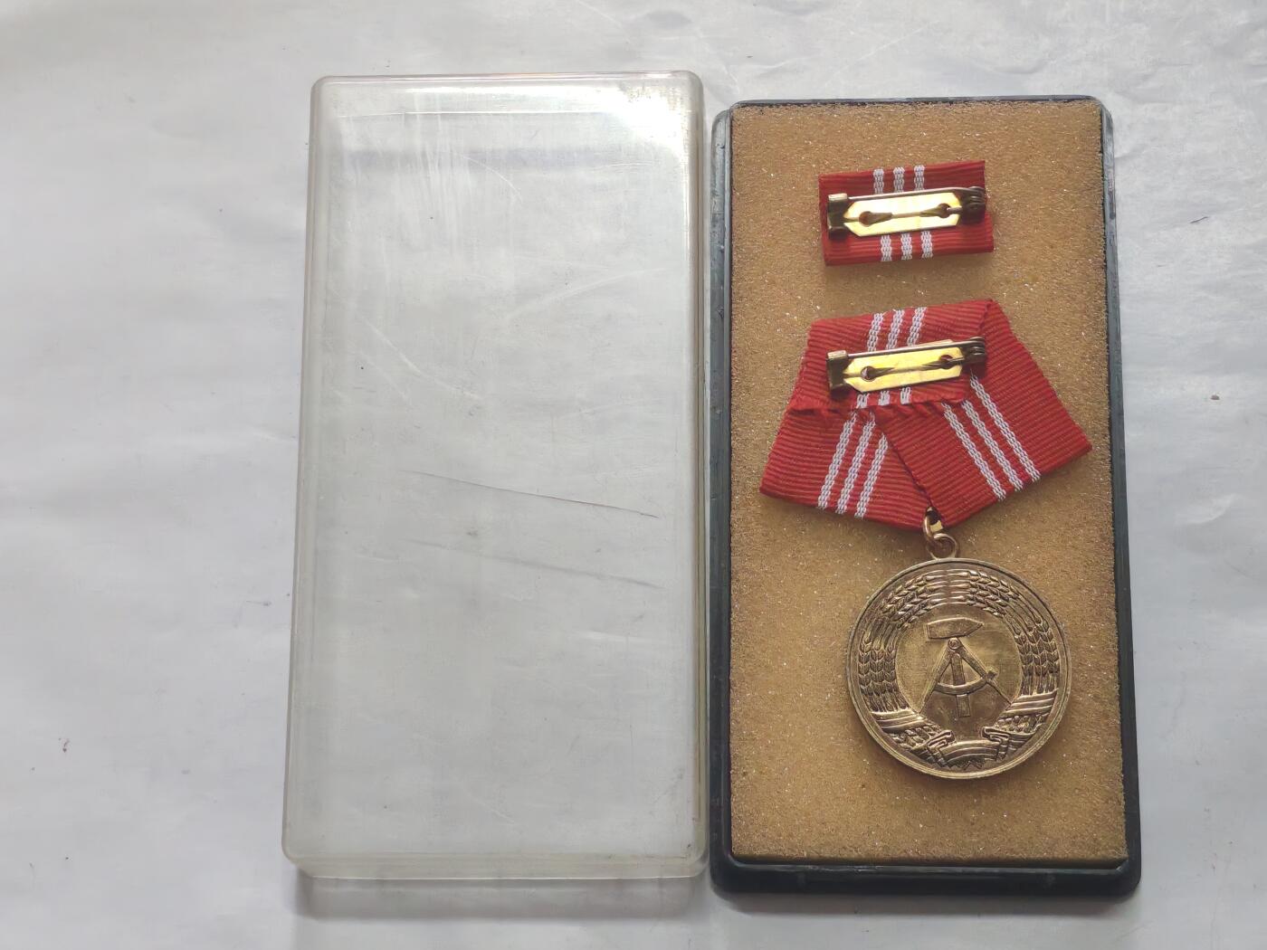 韵星假日军品类拍卖第52期  -- Rimey Holidays Militaria Auction 52 民主德国金级工战队忠诚服务奖章带原盒略