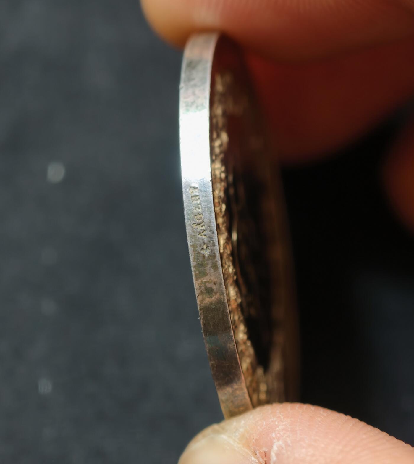 甄臻铺-世界币章拍卖（第59期），甄品场拍品征集中，送拍享返佣金等优惠多多 1876年法国爱情银章17.89克950银34.6mm蜜蜂边铭unc品相，细节见图