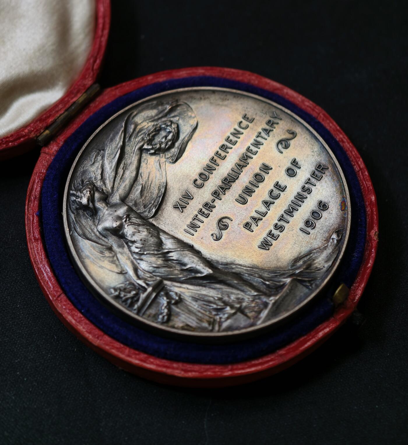 甄臻铺-世界币章拍卖（第59期），甄品场拍品征集中，送拍享返佣金等优惠多多 英国1906年第16界威斯敏斯特宫议会联盟镀银铜章，带原盒，但不能盒紧，72.5g，51.2mm，高浮雕