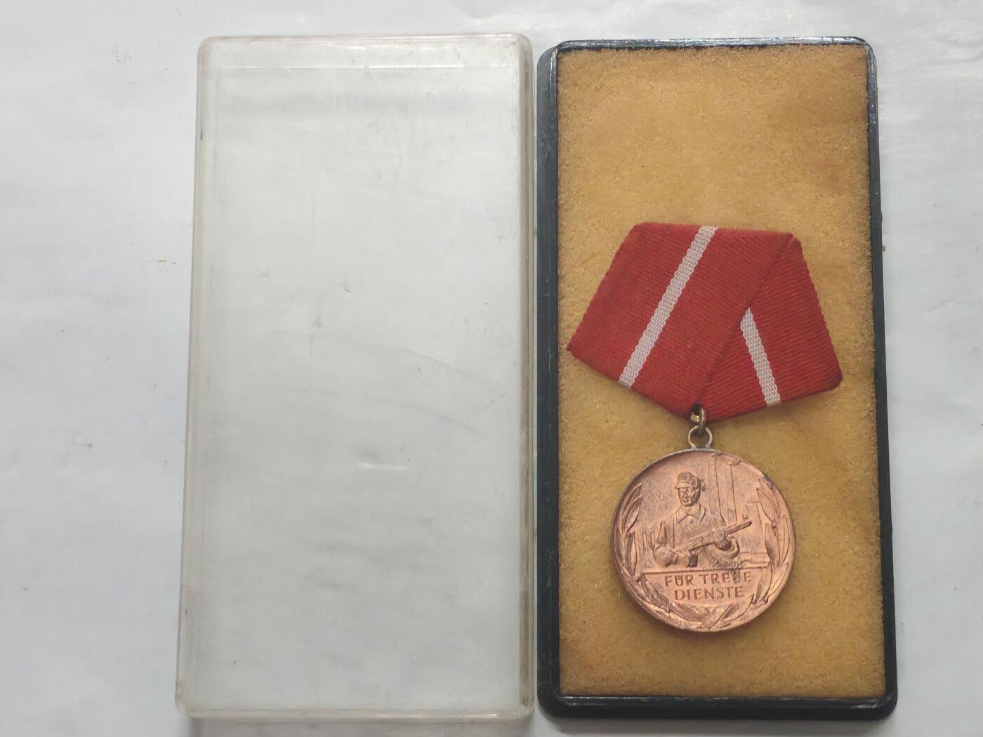 韵星假日军品类拍卖第52期  -- Rimey Holidays Militaria Auction 52 民主德国铜级工战队忠诚服务奖章带原盒