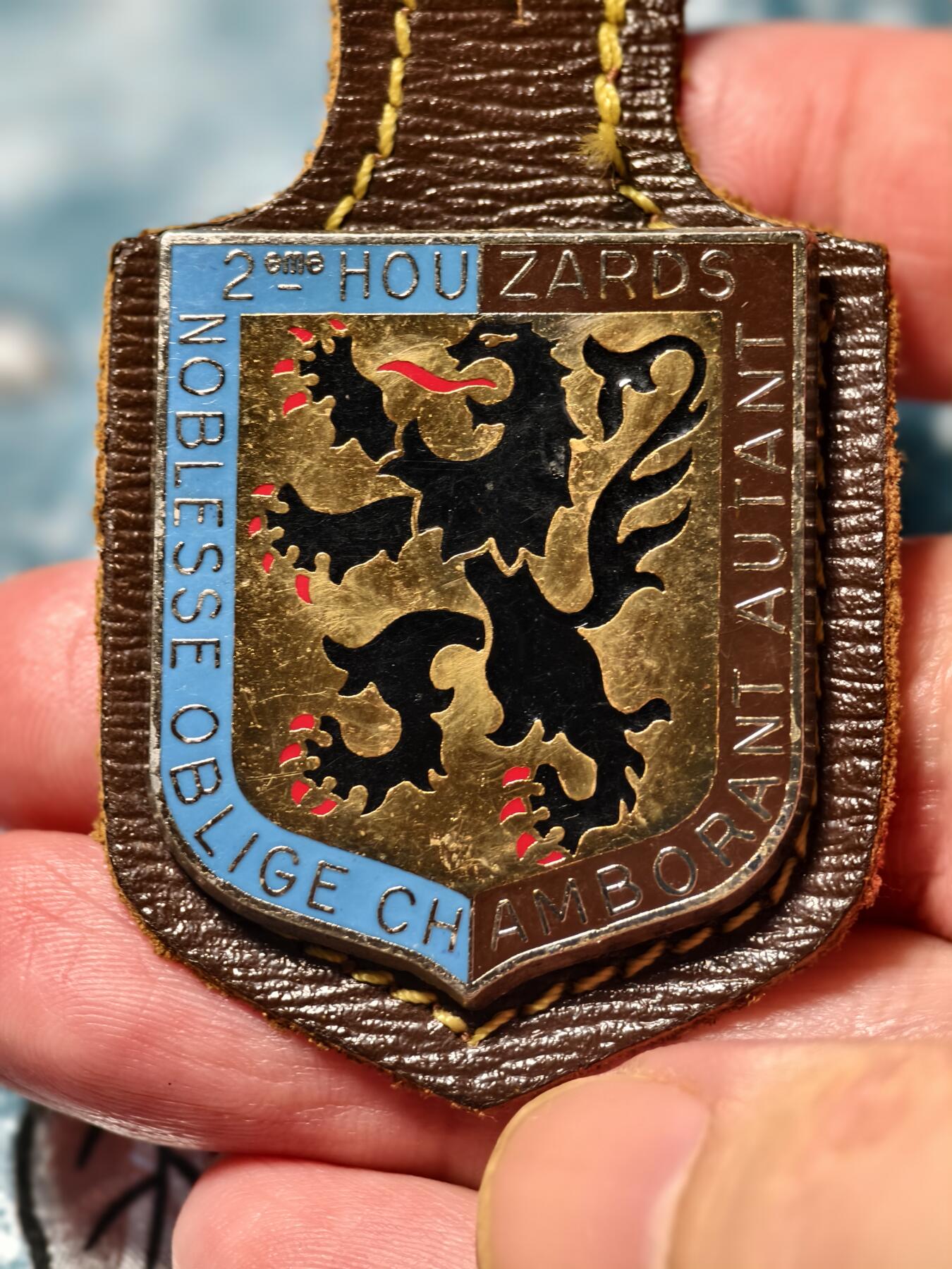 抚柳草堂-第二十三期章牌钱币  奖章勋章 满百包邮 放漏专场 法国陆军第2轻骑兵团（2e Régiment de Hussards）徽章  历史原品 红爪黑金雄狮源自该团历史指挥官尚博朗侯爵（Marquis de Chamborant） 的家族纹章 