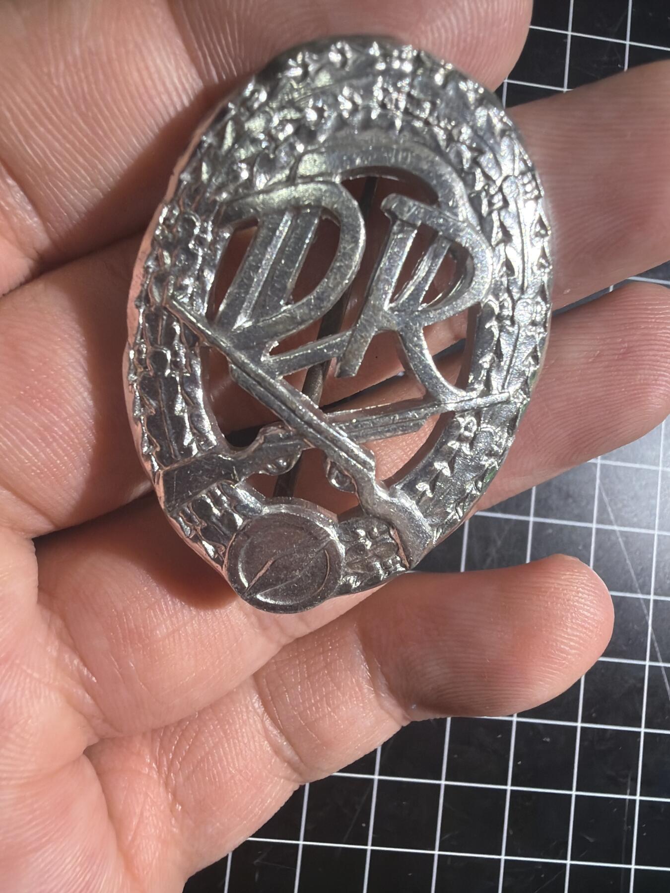 古冰库章牌勋赏收藏0起拍卖 东德原品体能章银级