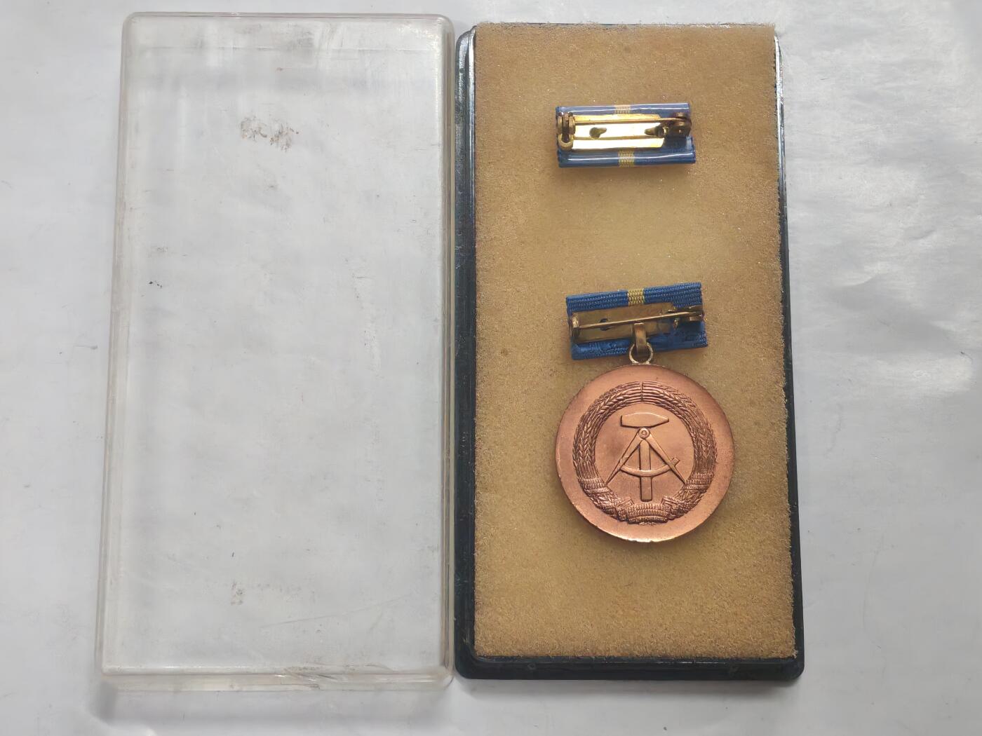 韵星假日军品类拍卖第52期  -- Rimey Holidays Militaria Auction 52 民主德国铜级邮政部忠诚服务奖章带原盒略