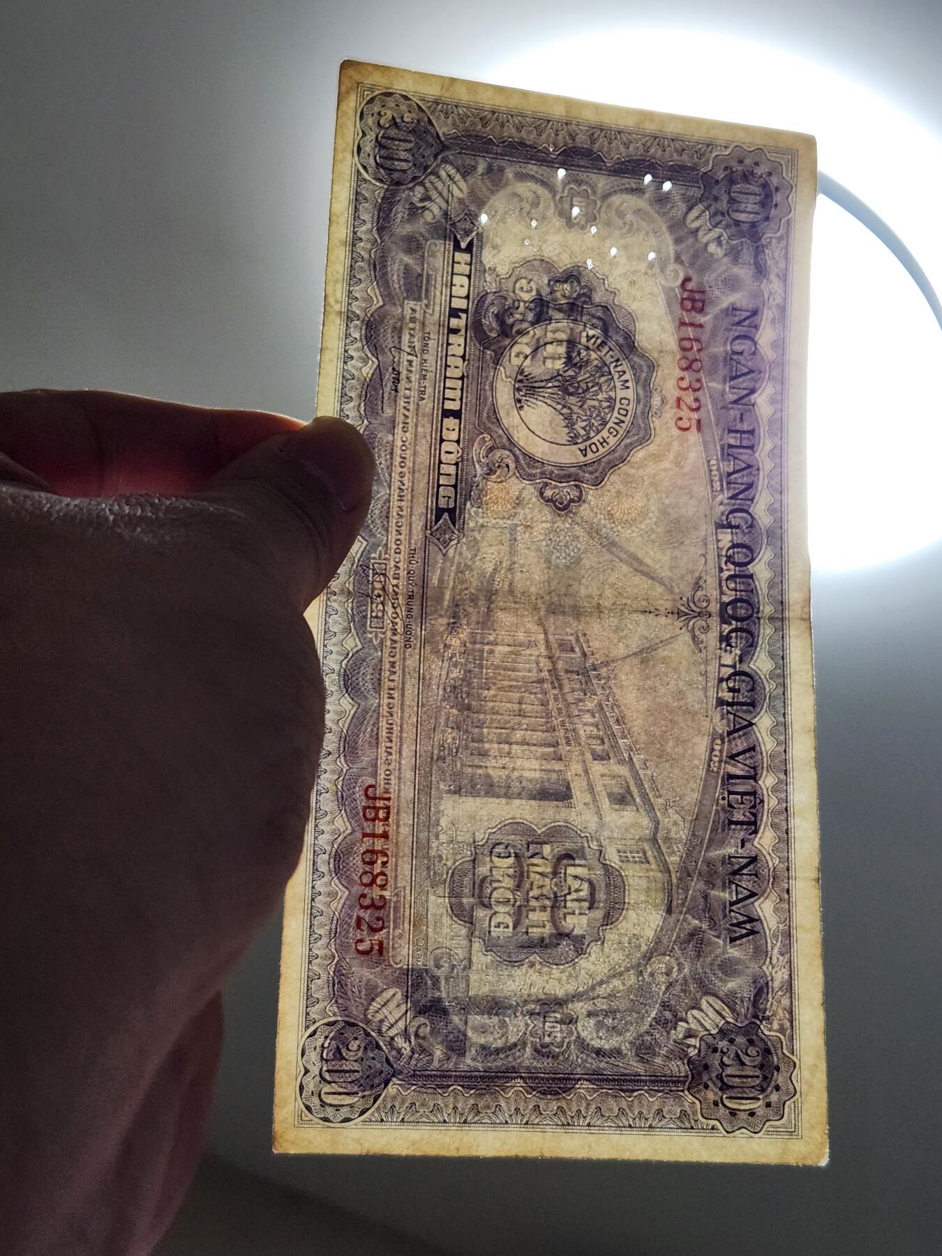 4月8号晚上8点 中外纸币自动截拍第52场 200盾极少有针眼美品