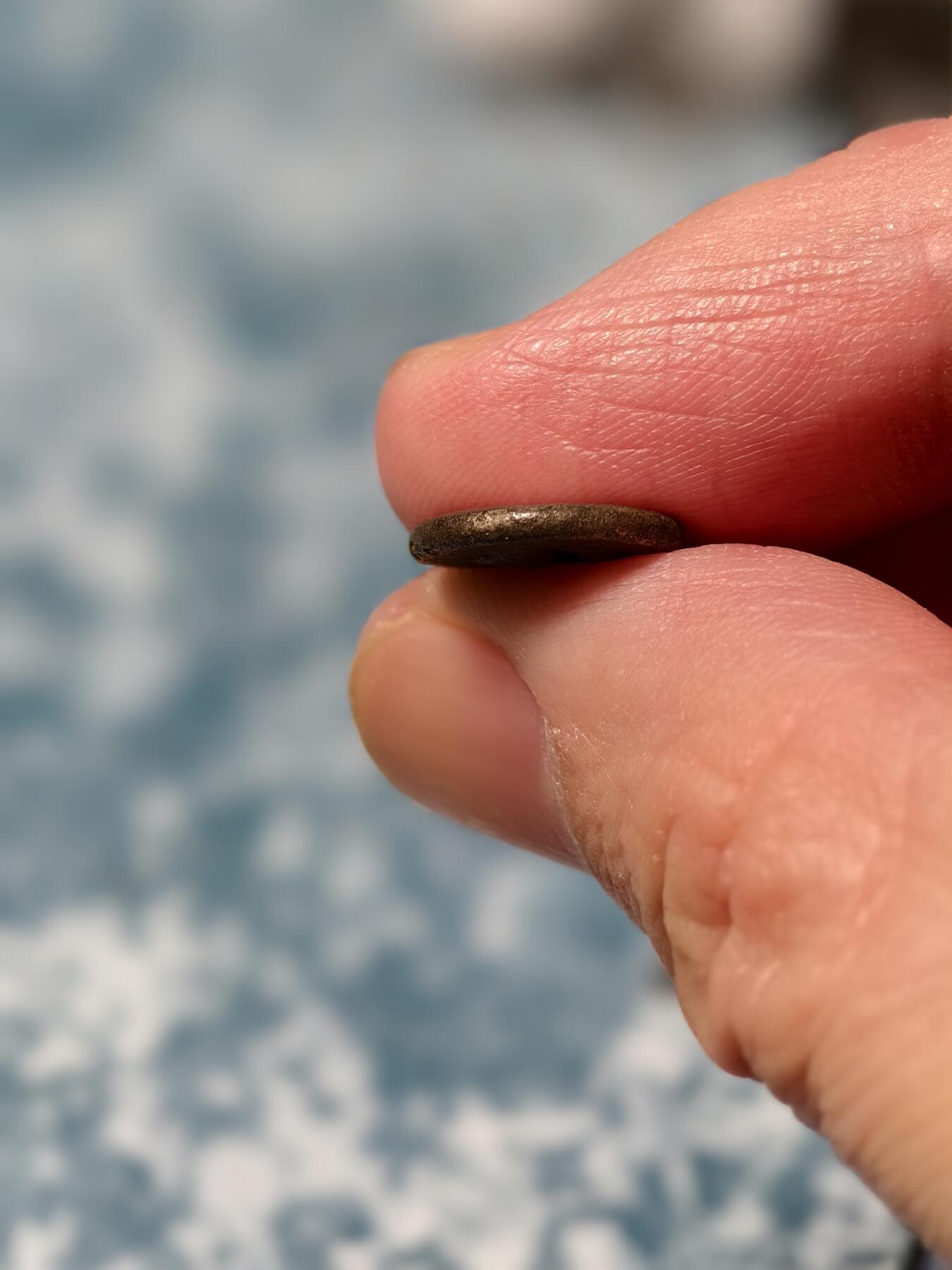 抚柳草堂-第二十三期章牌钱币  奖章勋章 满百包邮 放漏专场 三佛齐王国末期至满者伯夷王国早期打制小银币 1.6g重 正面有檀香花徽记，背面爪哇岛文，面值1 Unit或称Masa