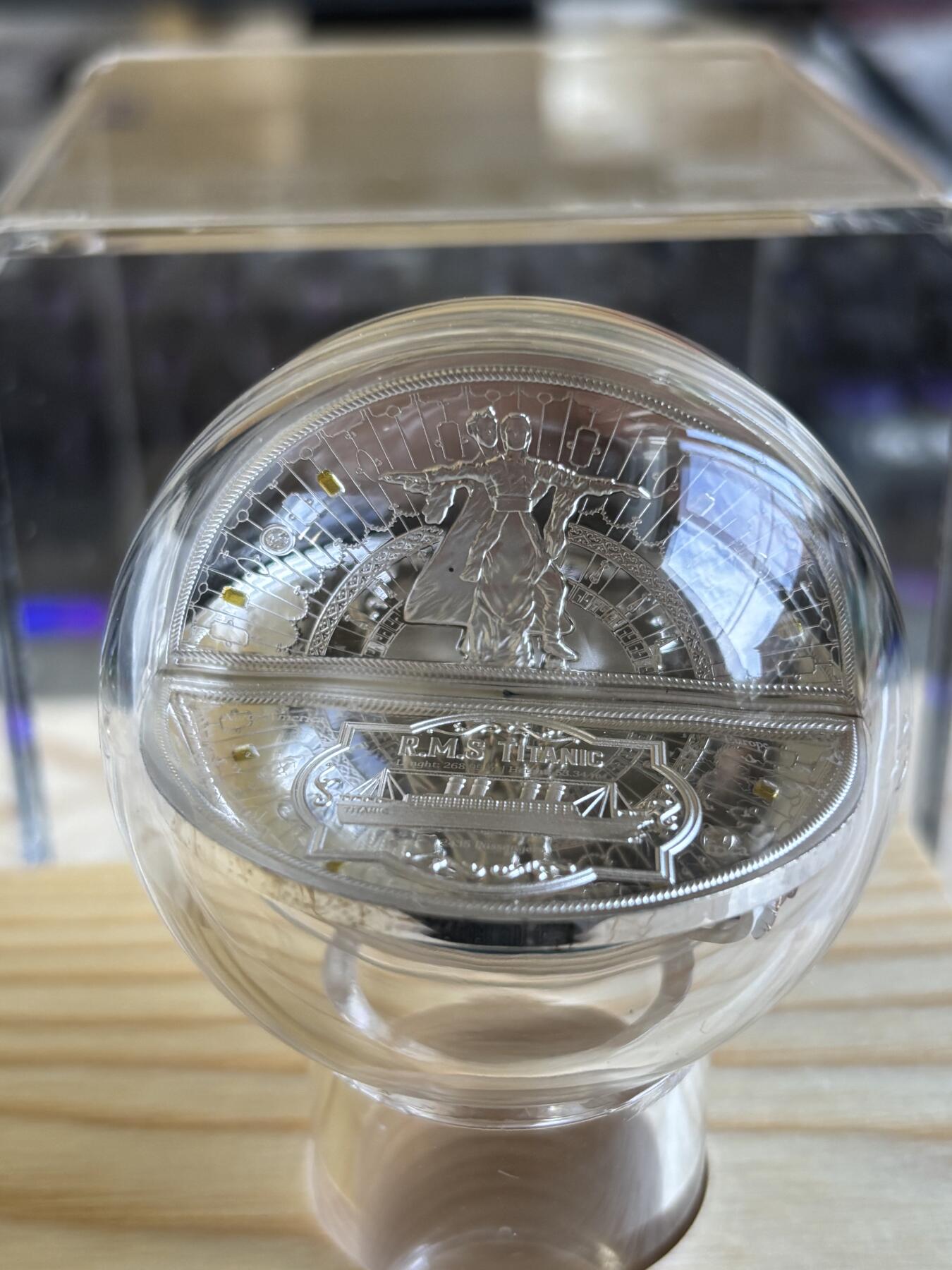 第197期拍卖 纽埃2022年泰坦尼克号110周年2盎司3D立体彩色银币，999银，发行700枚，有黑点