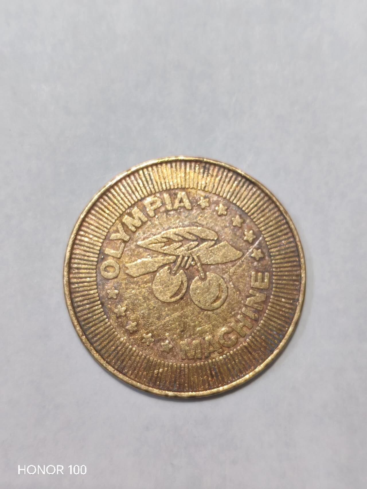 纪念章/纪念币 美国20世纪中期发行的老虎机（Slot Machine）游戏代币（Game Token / Amusement Token）Olympia Machine 是美国20世纪中期知名的老虎机、街机制造商，这类代币是其旗下游戏机的专用代币，用于投币启动游戏、兑换奖励。777、樱桃等符号是1930-1970年代美式老虎机的经典设计，这类代币是美国博彩娱乐文化的实物见证。