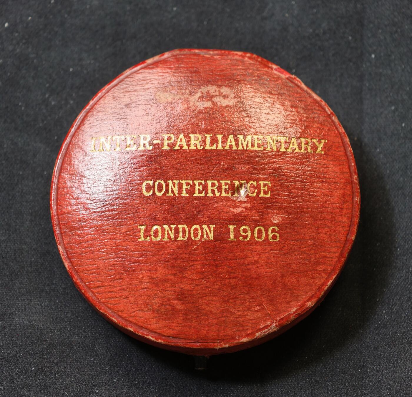 甄臻铺-世界币章拍卖（第59期），甄品场拍品征集中，送拍享返佣金等优惠多多 英国1906年第16界威斯敏斯特宫议会联盟镀银铜章，带原盒，但不能盒紧，72.5g，51.2mm，高浮雕