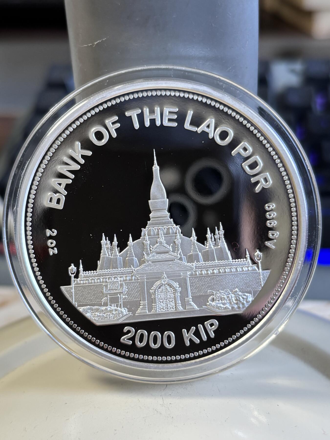 第197期拍卖 老挝2021年中国生肖系列牛年2盎司镶金玉纪念银币，999银，发行2888枚，有氧化