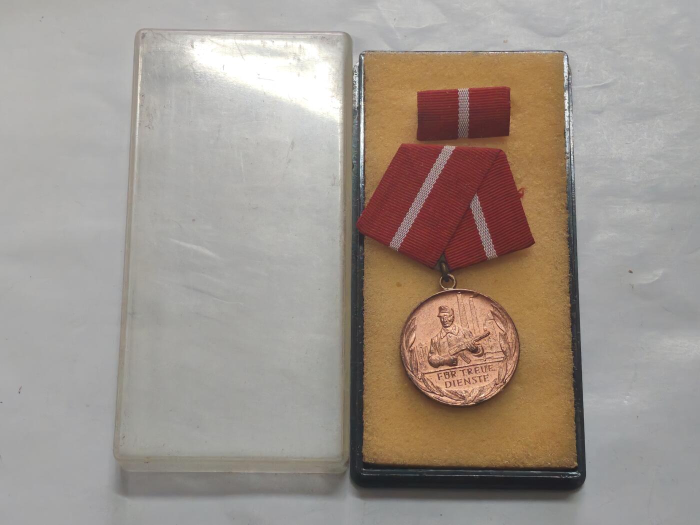 韵星假日军品类拍卖第52期  -- Rimey Holidays Militaria Auction 52 民主德国铜级工战队忠诚服务奖章带原盒略