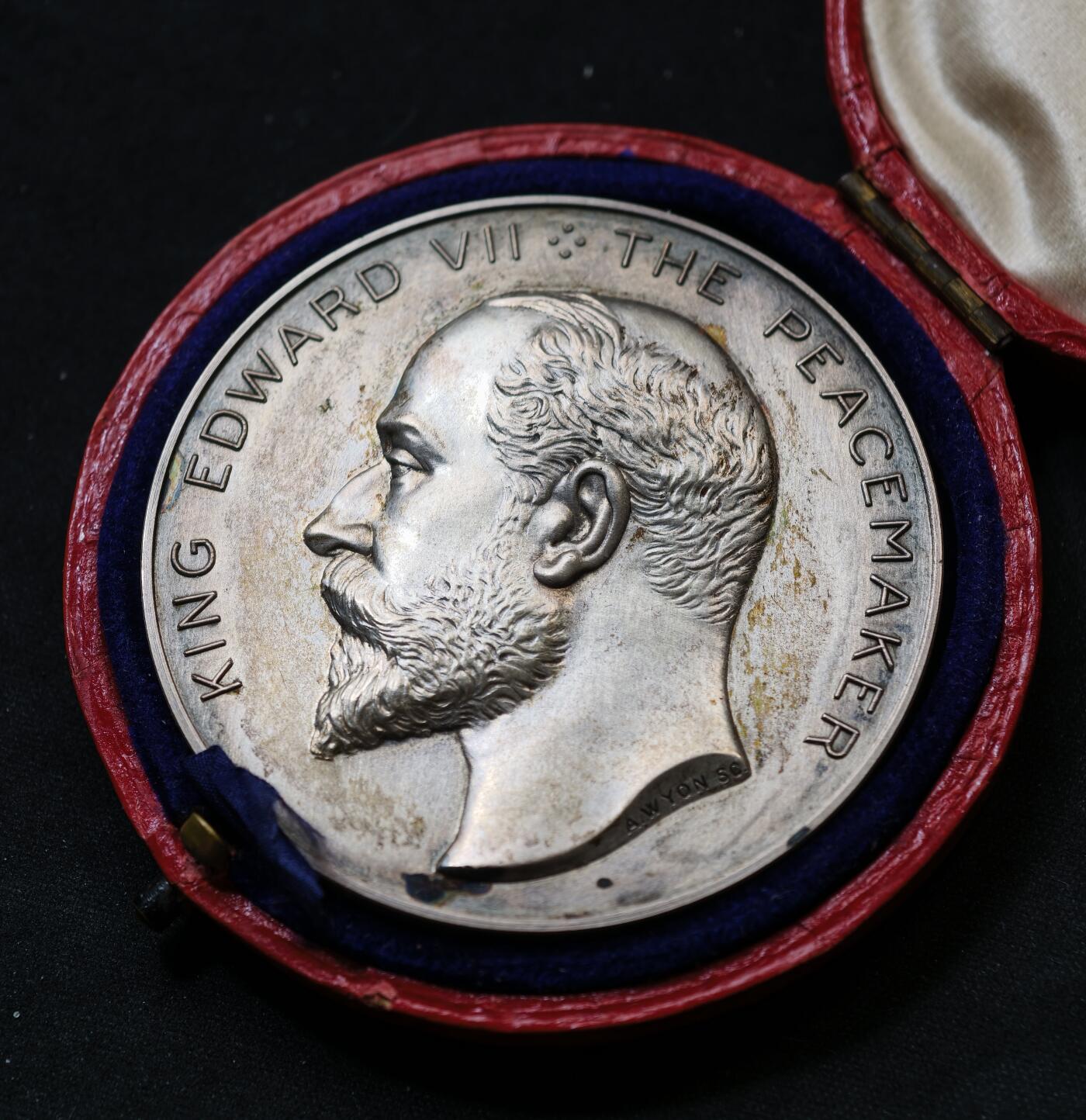 甄臻铺-世界币章拍卖（第59期），甄品场拍品征集中，送拍享返佣金等优惠多多 英国1906年第16界威斯敏斯特宫议会联盟镀银铜章，带原盒，但不能盒紧，72.5g，51.2mm，高浮雕