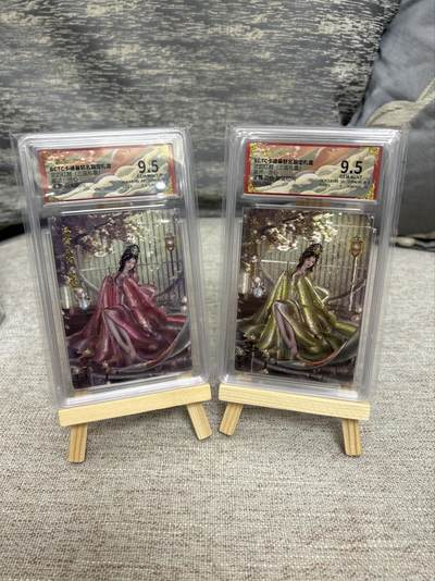 喜灰玩卡拍卖第七期，接拍品0佣金，欢迎送拍，释放现金流，让自己有资金可以购买更多喜欢的卡牌，让别的卡友能淘到更多心仪的卡牌 - 卡德曼 兰心老师绘 姜霞无编、姜霞异色限编005/066编  一组2张 折光粗闪