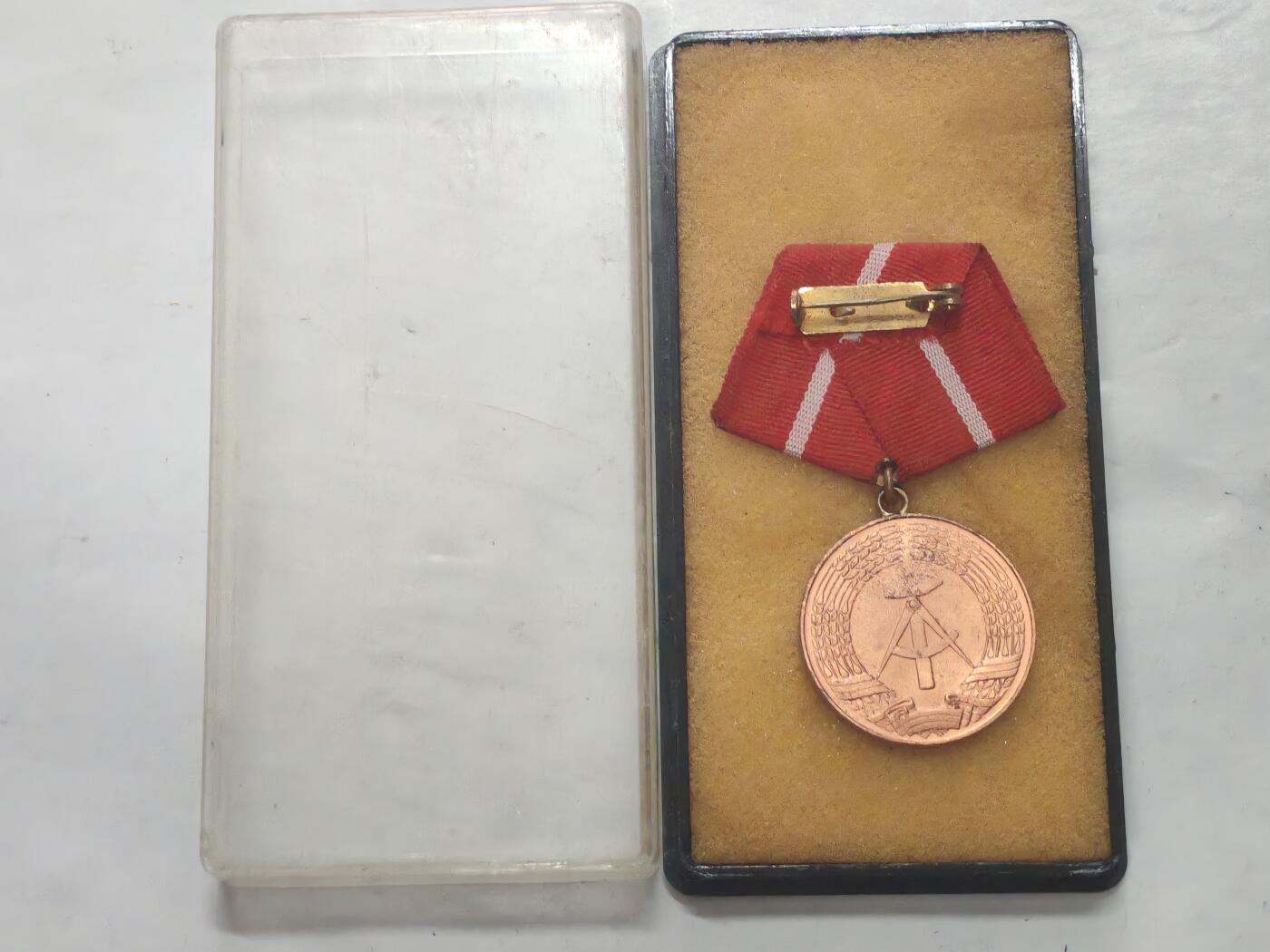 韵星假日军品类拍卖第52期  -- Rimey Holidays Militaria Auction 52 民主德国铜级工战队忠诚服务奖章带原盒