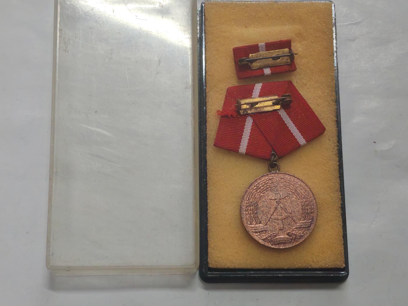 韵星假日军品类拍卖第52期  -- Rimey Holidays Militaria Auction 52 民主德国铜级工战队忠诚服务奖章带原盒略