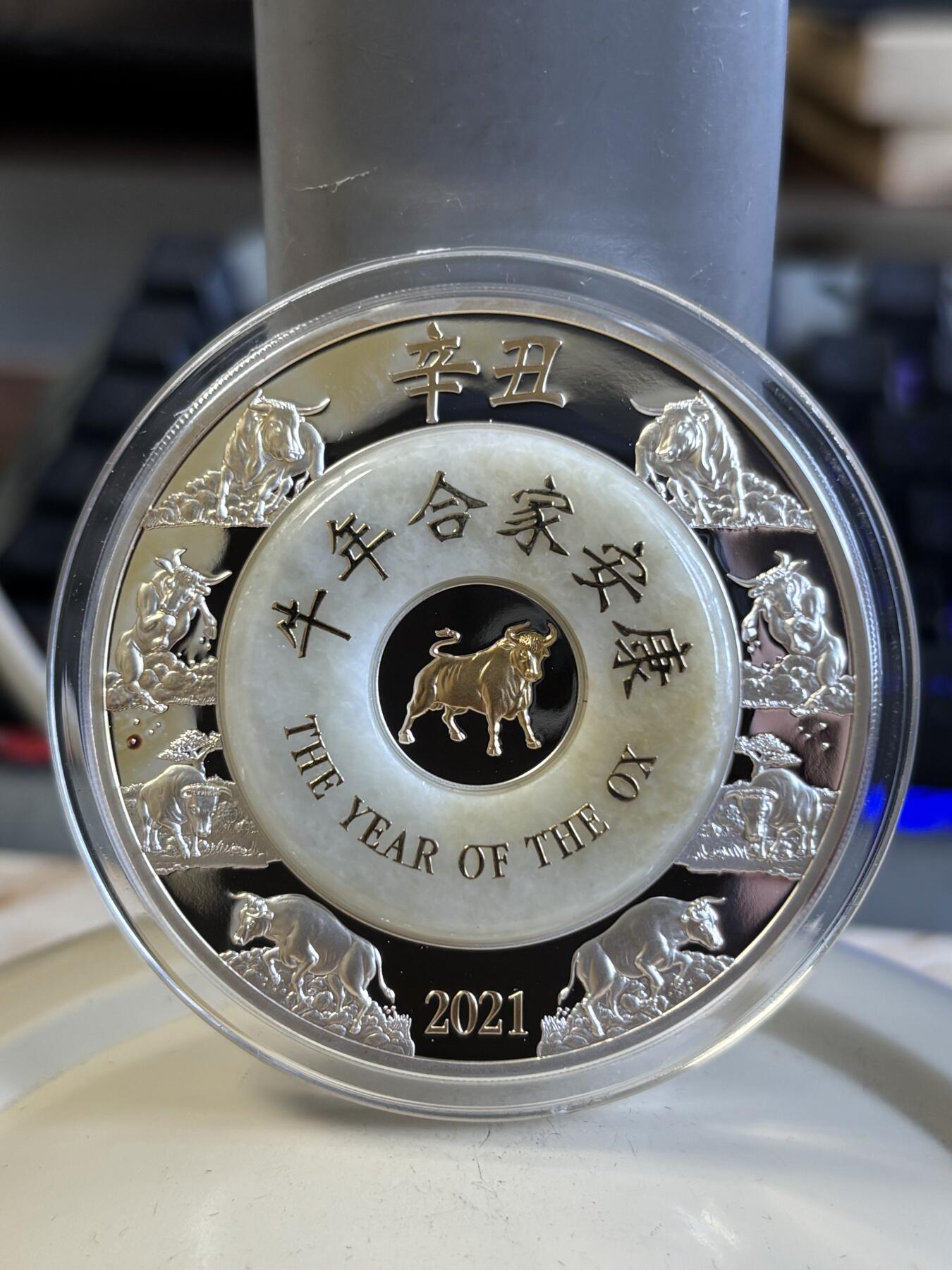 第197期拍卖 老挝2021年中国生肖系列牛年2盎司镶金玉纪念银币，999银，发行2888枚，有氧化