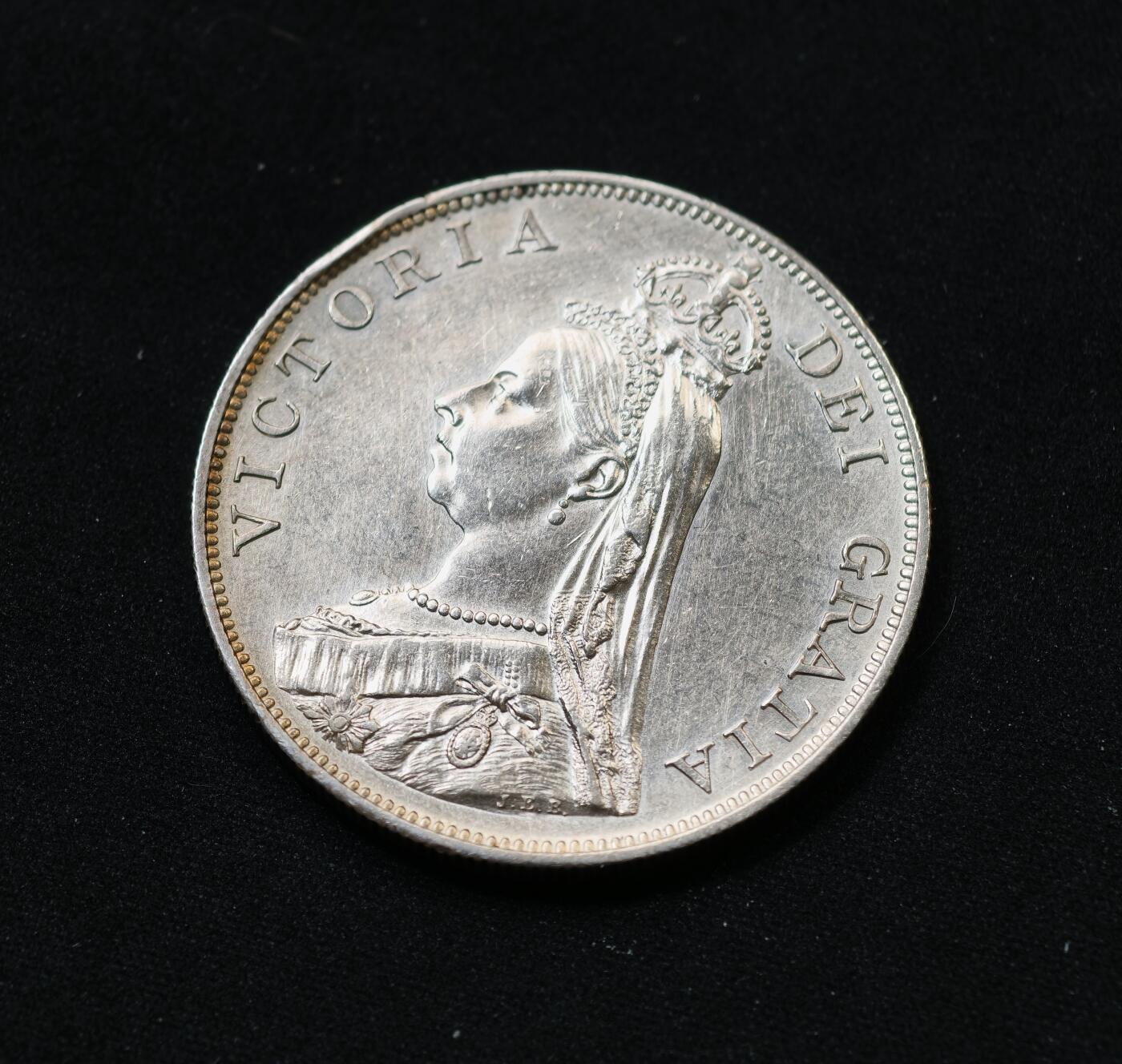 甄臻铺-世界币章拍卖（第59期），甄品场拍品征集中，送拍享返佣金等优惠多多 英国1887年高冠双弗洛林，细节很好，淡淡转光