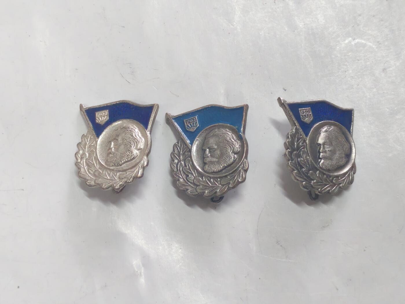 韵星假日军品类拍卖第52期  -- Rimey Holidays Militaria Auction 52 民主德国自由德国青年团银级表彰良好知识奖章一组