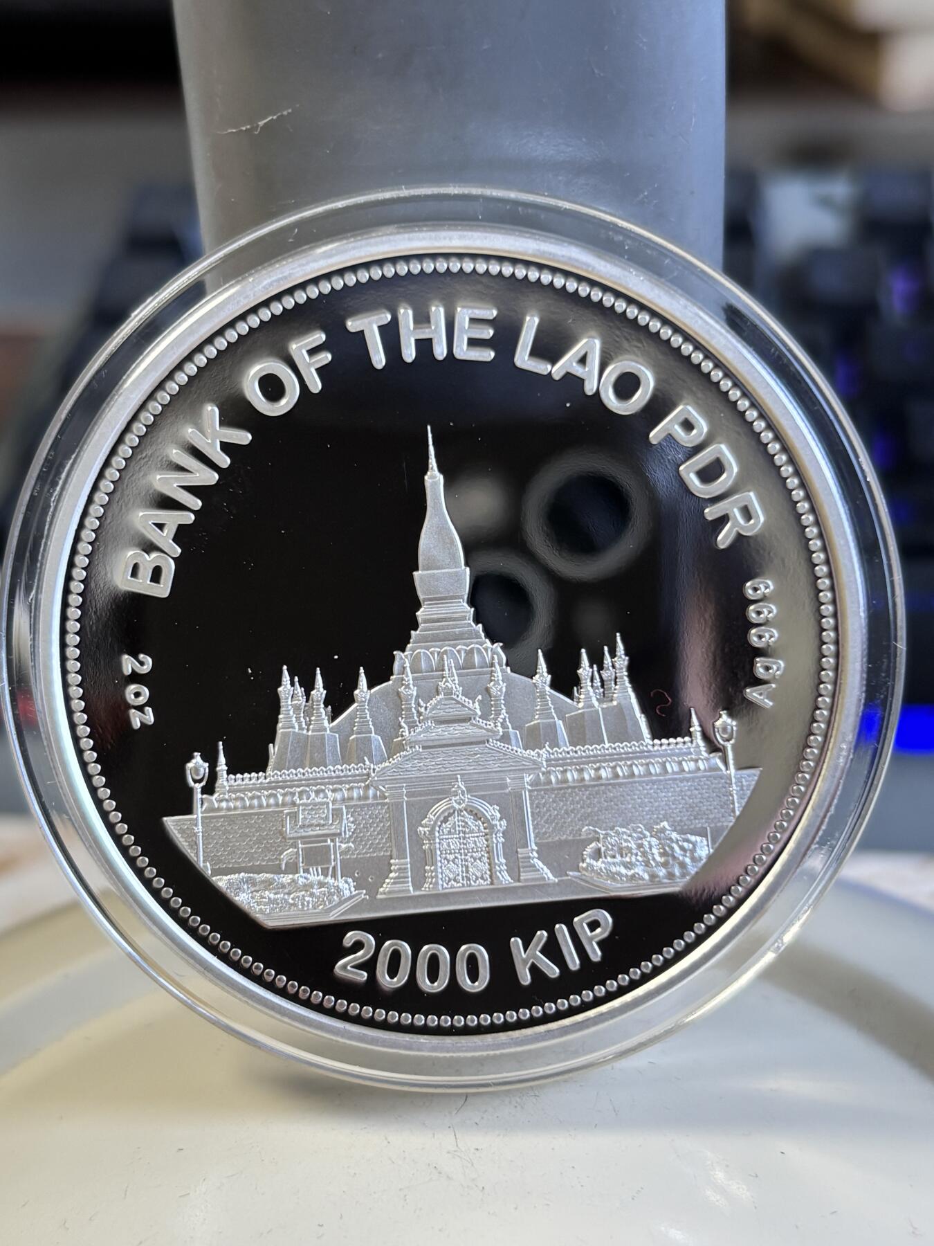 第197期拍卖 老挝2021年中国生肖系列牛年2盎司镶金玉纪念银币，999银，发行2888枚，有氧化