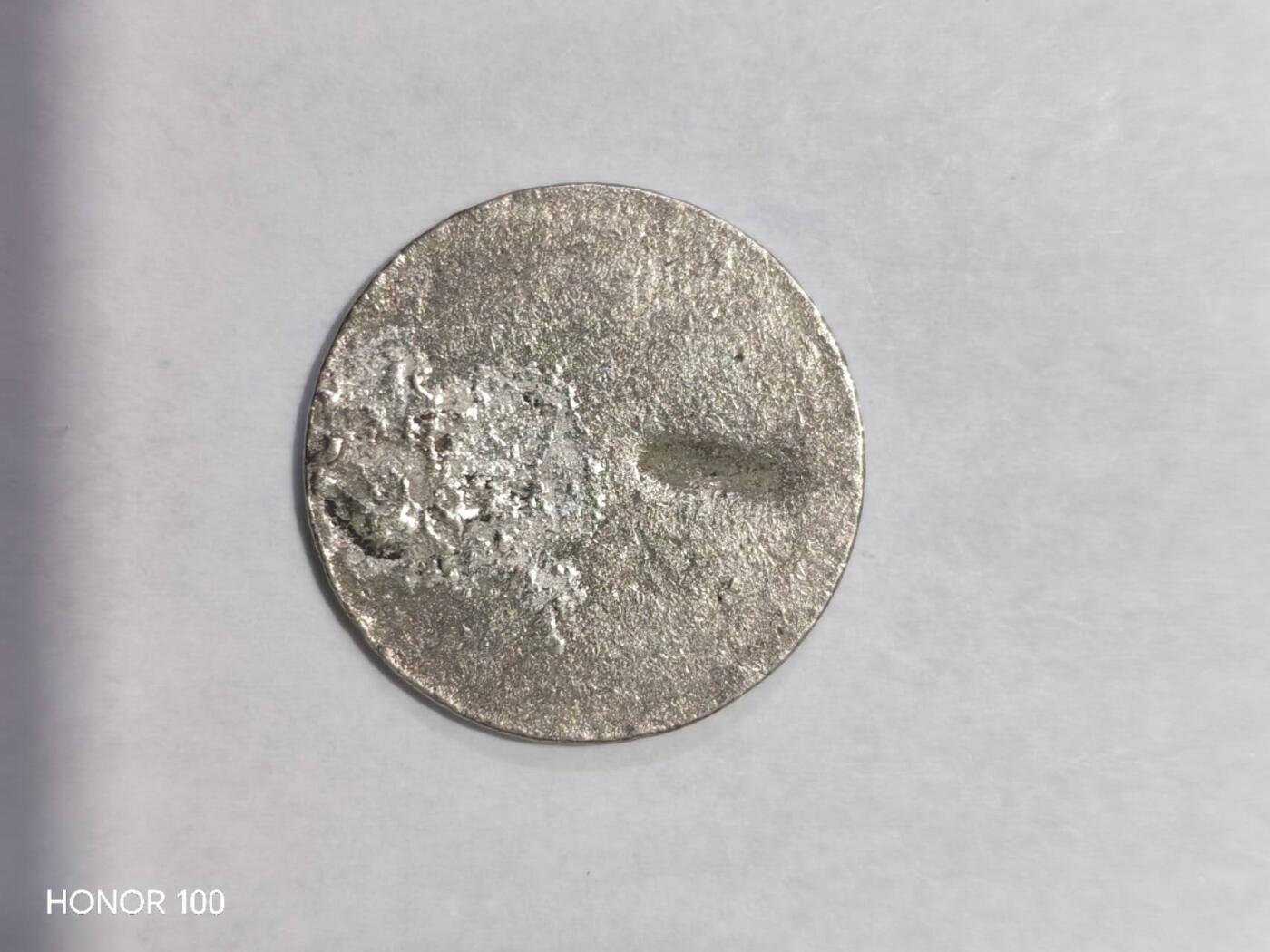 纪念章/纪念币 这是一枚英国二战时期（1939-1945）颁发的国王忠诚服务徽章（King's Badge for Loyal Service，又称King's War Service Badge），属于英国国防部/养老金部颁发的荣誉徽章，并非流通货币。该徽章的设计与乔治六世的皇家花押高度对应，是二战英国军事徽章中极具代表性的品类，也是研究二战英国军人抚恤制度的重要实物资料。