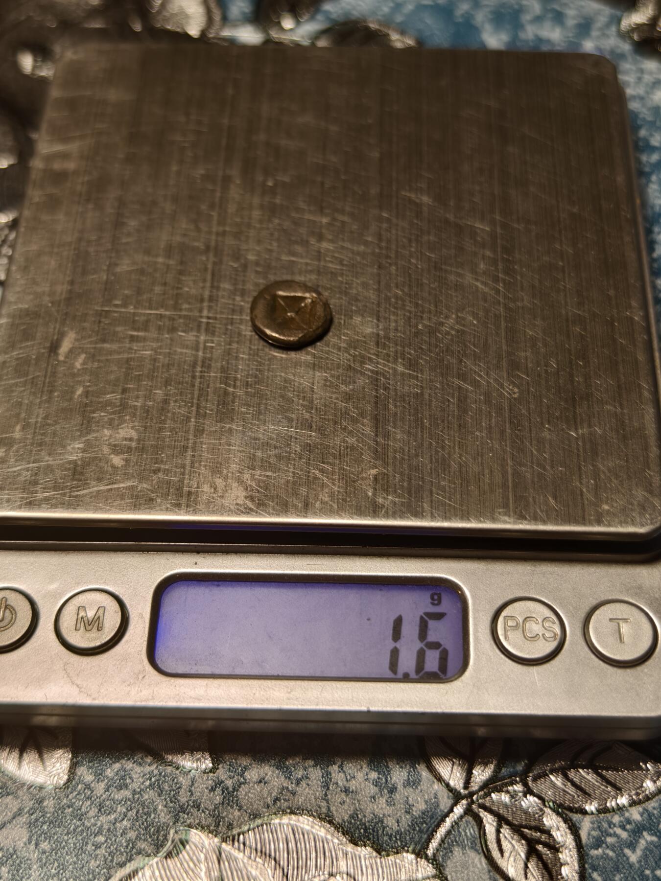 抚柳草堂-第二十三期章牌钱币  奖章勋章 满百包邮 放漏专场 三佛齐王国末期至满者伯夷王国早期打制小银币 1.6g重 正面有檀香花徽记，背面爪哇岛文，面值1 Unit或称Masa